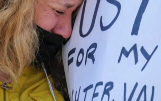‘my-daughter-died-in-my-arms’:-teenager-struck-by-stray-police-bullet-while-taking-cover-in-store-change-room