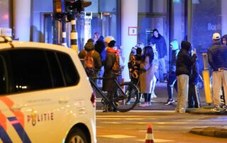 gunman-takes-hostage-at-amsterdam-apple-store,-demands-$300-million-ransom