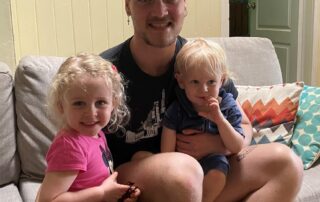 australia’s-international-border-is-open,-so-why-are-some-families-waiting-months-for-au-pairs?