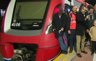 adelaide-train-line-back-in-action,-amid-claims-ending-transport-privatisation-deal-could-cost-taxpayers-$70m