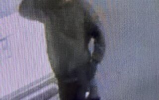 sunshine-coast-police-warn-against-shopping-alone,-as-bag-snatcher-‘stalks’-women-getting-fuel-and-groceries