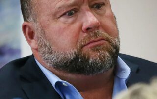 key-takeaways-as-infowars-host-alex-jones-faces-leaked-emails,-texts-in-trial’s-closing-arguments
