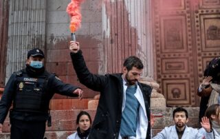 ‘no-greater-betrayal-of-humanity’:-scientists-take-to-the-streets-to-demand-climate-action