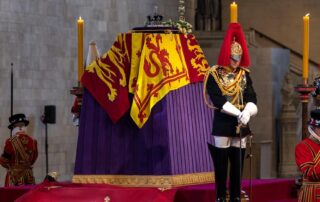 police-arrest-man-who-allegedly-tried-to-touch-queen’s-coffin