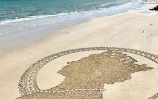 queen-honoured-in-giant-but-fleeting-‘sandala’-artwork-on-adelaide-beach