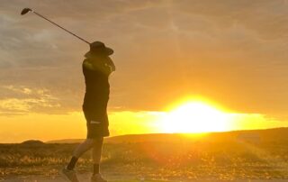 australia’s-roughest-golf-course-comes-with-wombat-holes-and-ball-stealing-crows,-but-these-golfers-love-it
