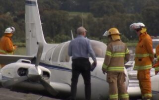 pilot-crash-lands-without-wheels,-after-aircraft-malfunction-in-adelaide’s-south