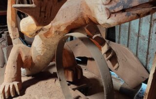 artist-scales-up-size-of-replacement-lizard-sculpture-following-theft-of-archie-the-goanna