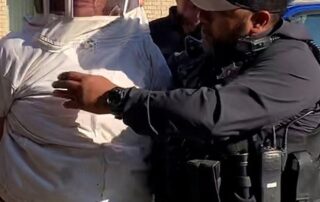 us-woman-unleashes-hive-of-bees-on-police-officers-during-eviction-of-friend