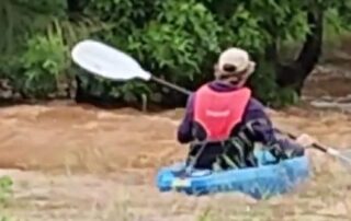 kayaker-paddles-across-saddleworth-creek