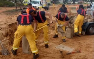 prisoners-help-with-sandbagging-in-riverland