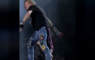 axl-rose-throws-his-microphone-into-the-crowd.