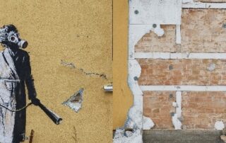 group-of-thieves-attempt-to-steal-banksy-art-work-from-damaged-ukraine-wall