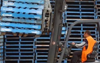 pallet-shortage-could-disrupt-christmas-food-and-present-supply,-industry-group-says