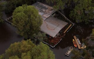 riverland-family-builds-medieval-style-wall-to-protect-home-from-flooding