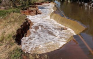 as-flooding-peaks-in-one-murray-river-town,-communities-downstream-are-watching-closely