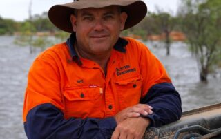 earthmovers-go-from-competitors-to-comrades-as-murray-river-locals-share-gratitude