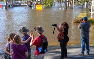 fuel-payments-for-drivers-after-river-murray-floods-cut-more-than-120-roads-and-ferries