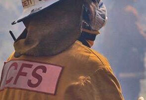 water-bombers-battling-kangaroo-flat-fire-near-highway,-threat-level-reduces
