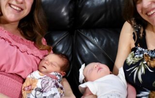 identical-twin-sisters-give-birth-to-‘miracle’-girls-just-hours-apart-after-near-identical-pregnancies