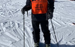 ‘awe-inspiring’-blind-76yo-skier-takes-to-the-slopes