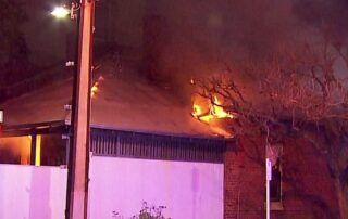 suspicious-fire-engulfs-city-house,-causing-heavy-smoke-and-traffic-restrictions