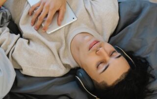 white-noise-might-help-you-learn-a-new-language,-but-be-wary-of-other-claims-around-coloured-noise