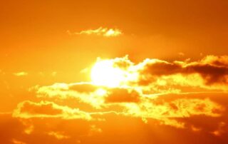 extreme-heatwave-warnings-grip-australia’s-north-as-south-east-rugs-up