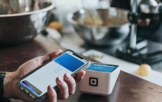 the-optus-outage-has-thrown-our-cashless-society-into-question,-but-experts-say-there’s-no-going-back