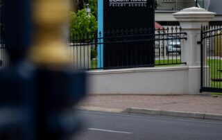 adelaide-school-sent-into-lockdown,-as-police-searched-for-man-who-escaped-border-force-custody