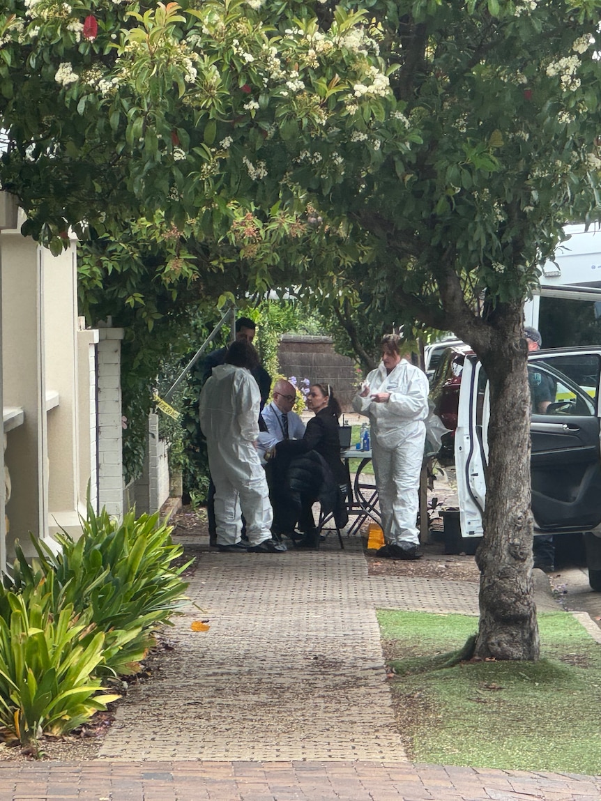 Police Search For Suspects After Home Invasion Leaves Man Fighting For Life Sa Police News 