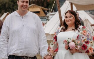 alternative-wedding-ceremony-‘literally-ties-bride-and-groom-together’-at-medieval-fair