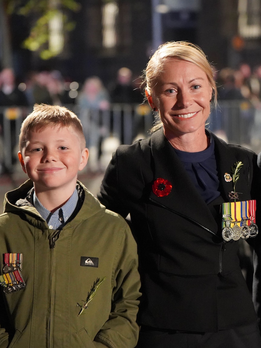 ‘hold-in-your-hearts-those-who-mourn’:-australians-gather-for-anzac-day-commemorations-around-the-country