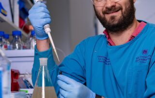 australians-are-drinking-less-alcohol-but-rich-people-drink-the-most,-scientists-find