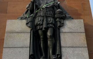 a-melbourne-statue-has-been-beheaded-and-spray-painted-red