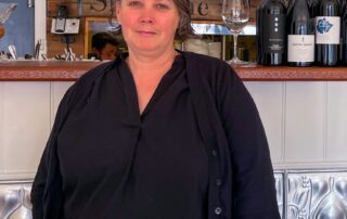 eftpos-might-be-more-convenient-but-it’s-costing-cafe,-restaurant-staff-crucial-income